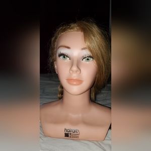 Maniquin doll
